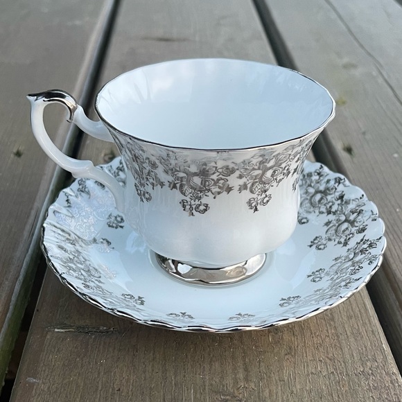 Royal Albert 25th Anniversary Series Bone China Cup and Saucer Set - Picture 6 of 14